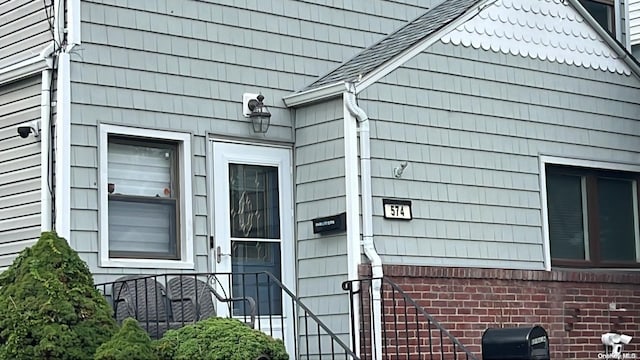 574 Lincoln St, Cedarhurst, NY 11516 - view of side of home