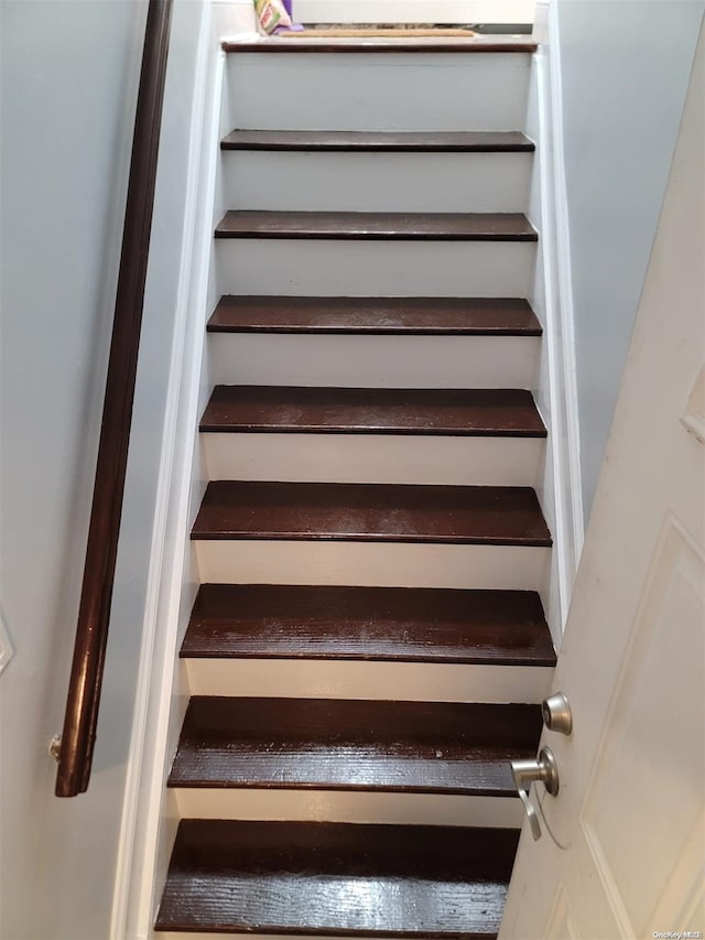 574 Lincoln St, Cedarhurst, NY 11516 - view of stairs