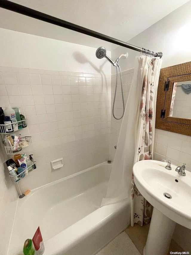 bathroom featuring shower / bathtub combination with curtain