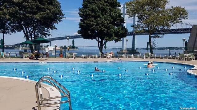 166-25 Powells Cove Blvd Unit 10G, Whitestone, NY 11357 - view of community pool