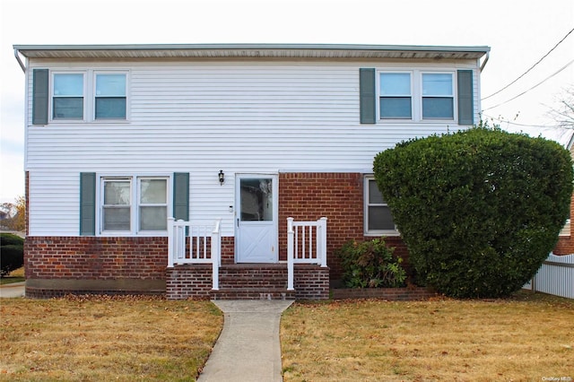 view of front of home featuring a front yard