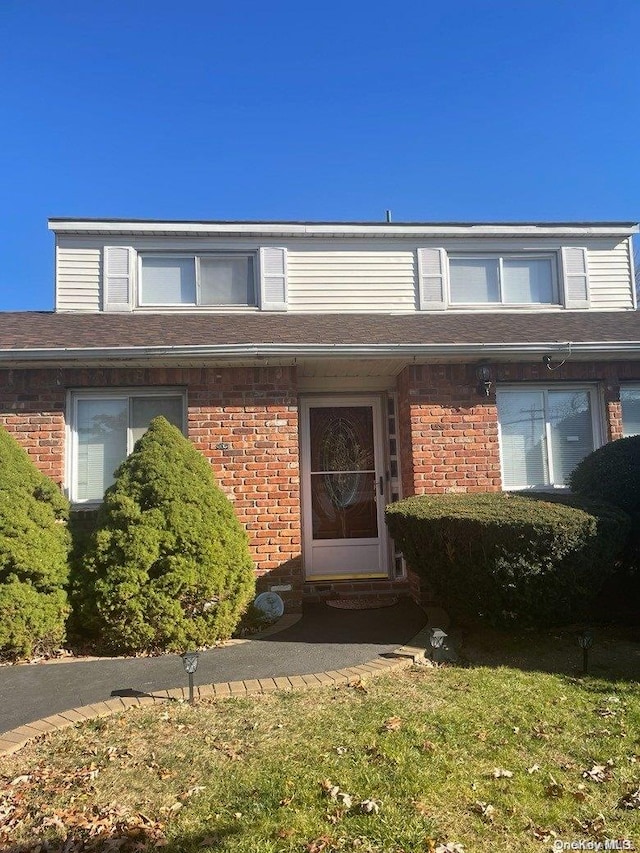 view of front of home featuring a front yard