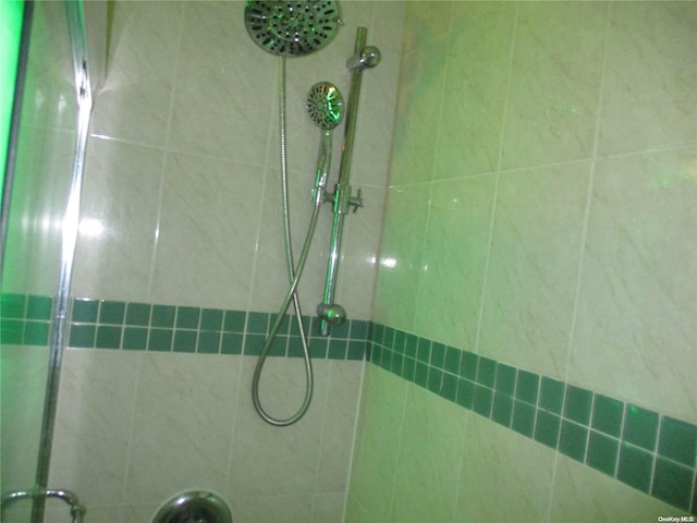 interior details featuring a tile shower