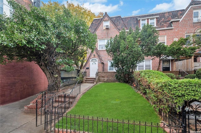 view of front of house featuring a front lawn