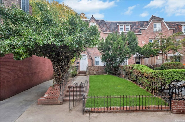 view of front of home with a front lawn