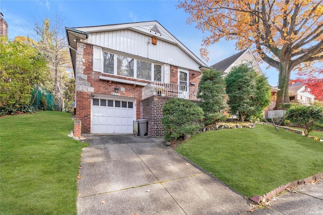 view of front of house featuring a front lawn and a garage