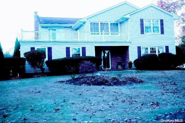 view of front of home featuring a balcony