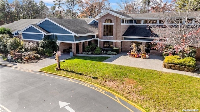 view of front facade featuring a front yard