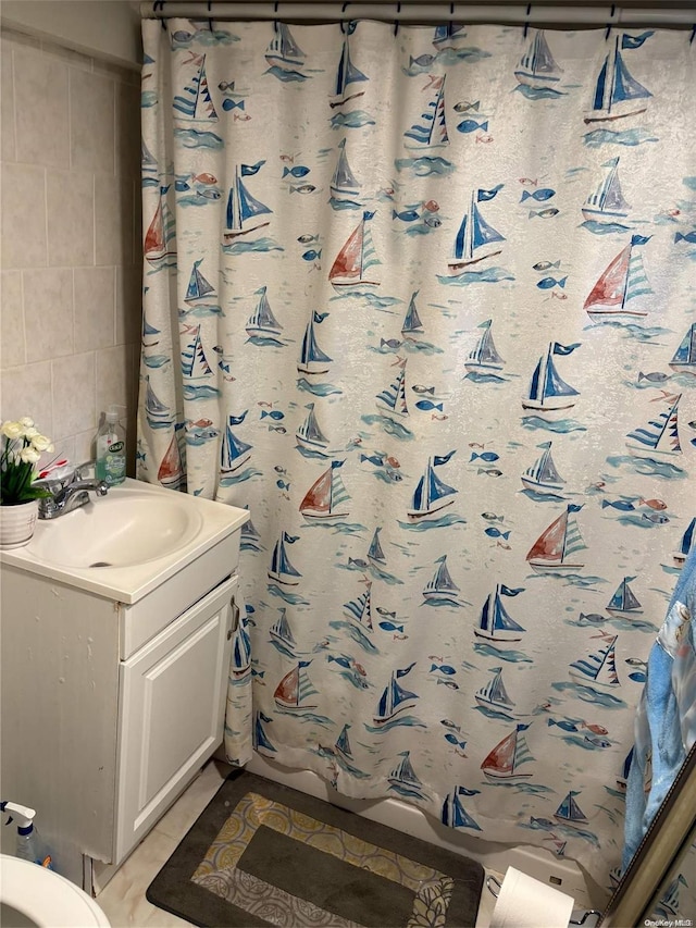 bathroom with a shower with shower curtain and vanity