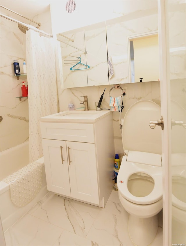 full bathroom featuring shower / tub combo with curtain, vanity, and toilet