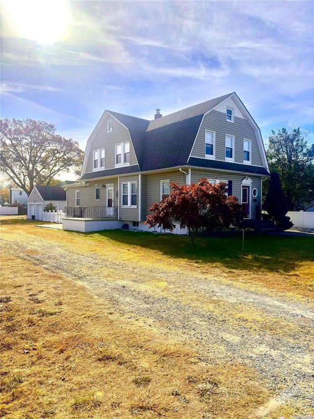 view of front facade featuring a front lawn