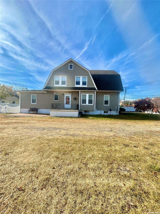 view of front of property with a front yard