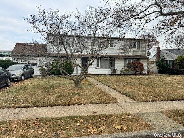 view of front of home featuring a front yard