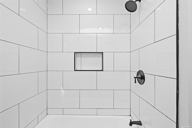 bathroom with tiled shower / bath combo