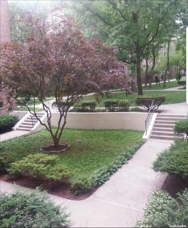 view of home's community featuring a lawn