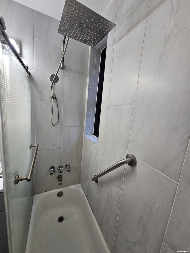 bathroom with tiled shower / bath combo