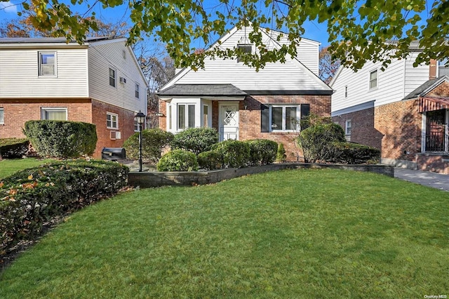 view of front of property featuring a front yard