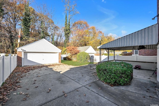 view of yard featuring a garage and an outdoor structure