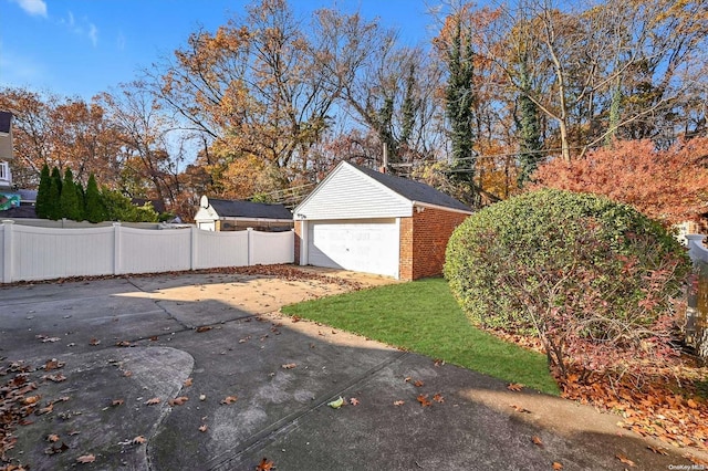 view of yard with an outbuilding and a garage