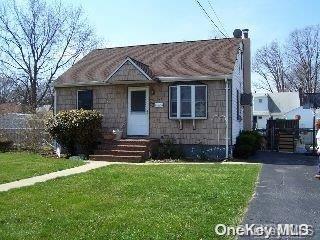 view of front of property featuring a front yard