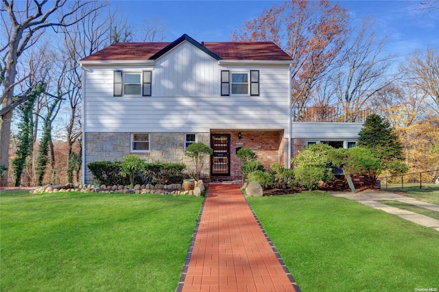 view of front of home featuring a front yard