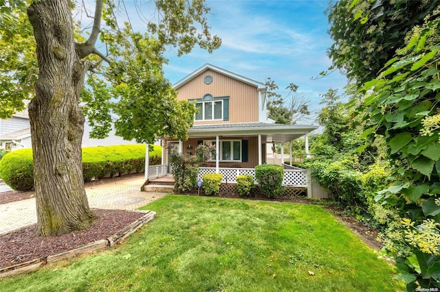 view of front of property featuring a front yard and a porch