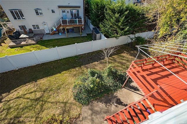 view of yard featuring a patio area