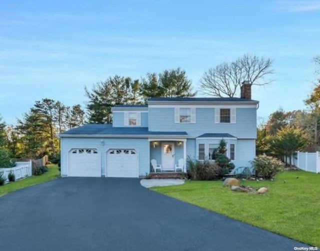 view of front of house featuring a front lawn