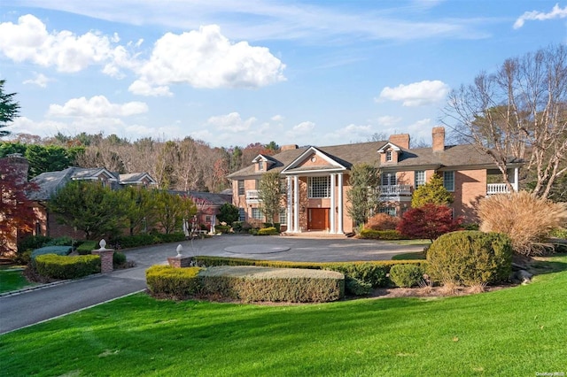 view of front facade featuring a front yard