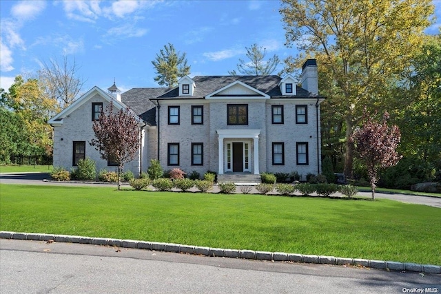 view of front facade featuring a front yard