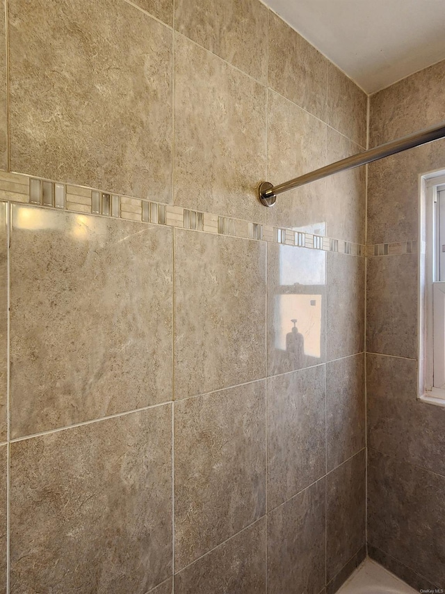 bathroom featuring tiled shower