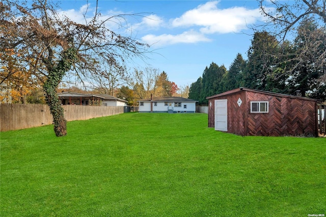 view of yard with an outbuilding