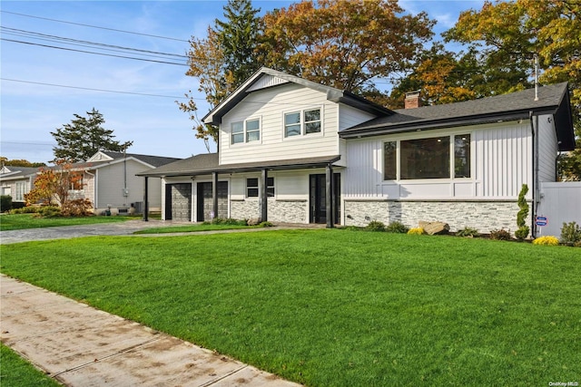 view of front of property featuring a front lawn