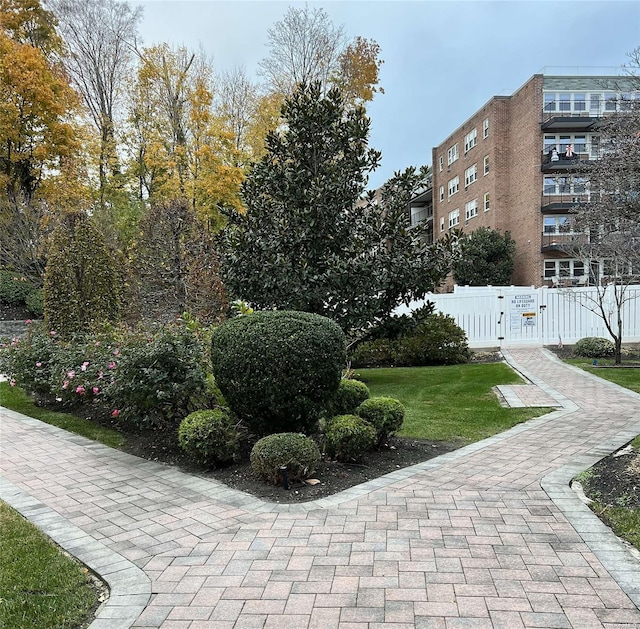 view of home's community featuring a lawn