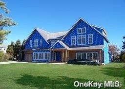 view of front of property with a front yard