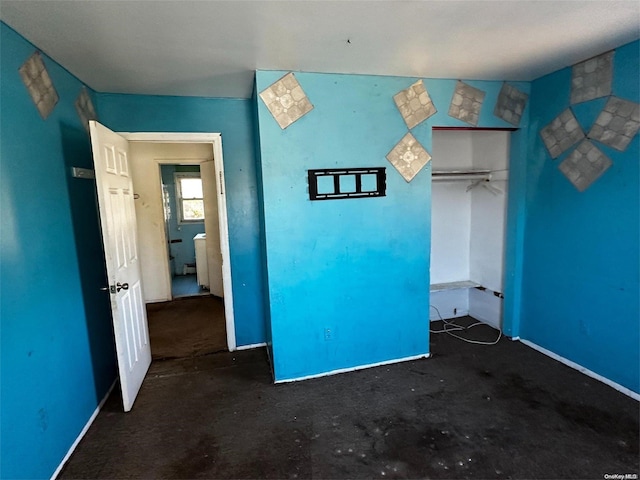 unfurnished bedroom featuring a closet