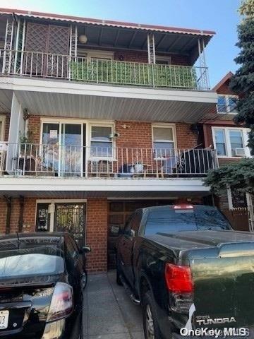 view of front of property featuring a balcony