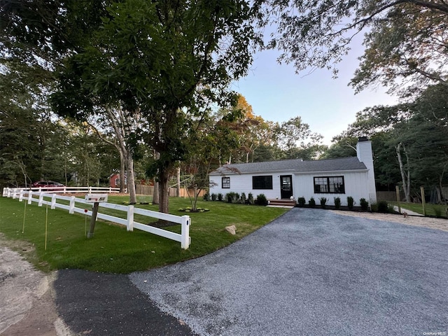 view of front of house featuring a front yard