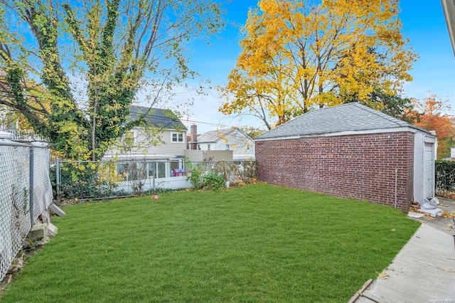 view of yard featuring an outbuilding