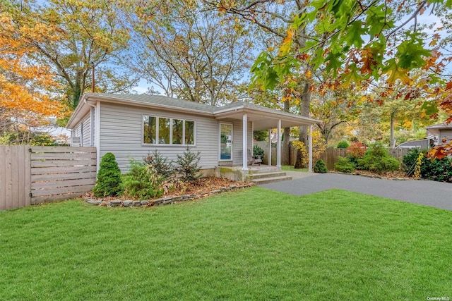 view of front facade with a front yard