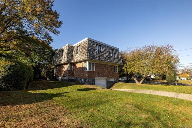 view of side of property featuring a lawn