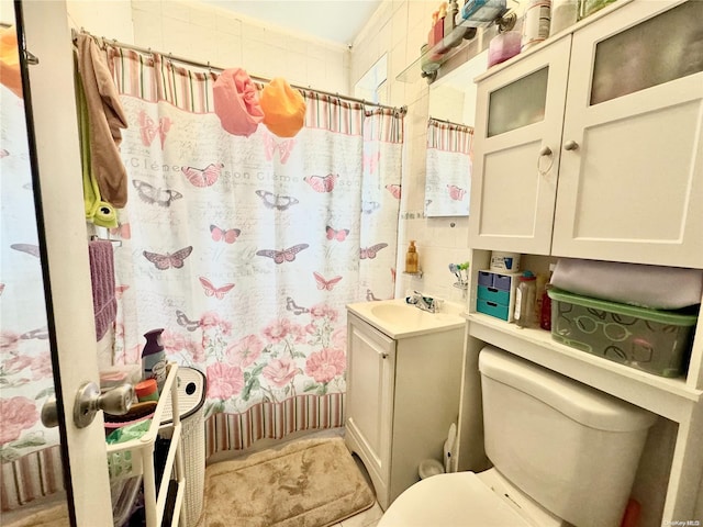 full bathroom featuring vanity, toilet, and shower / tub combo with curtain