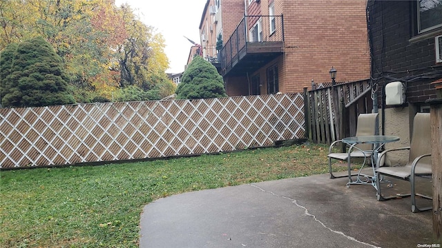 view of yard with a patio area