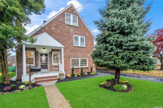 view of front of property featuring a front yard