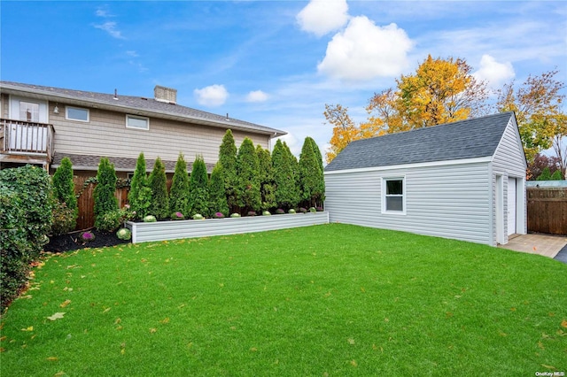 view of yard with an outdoor structure