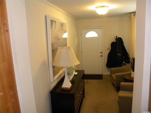 entryway with carpet and crown molding