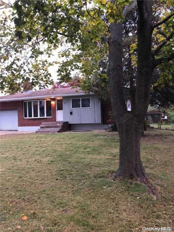 view of front of house featuring a front yard and a garage