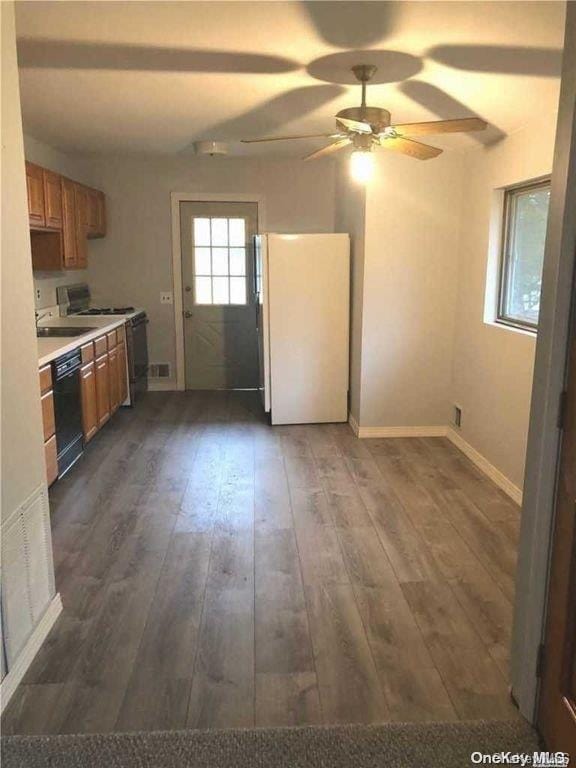 kitchen featuring ceiling fan, dark hardwood / wood-style flooring, and white appliances