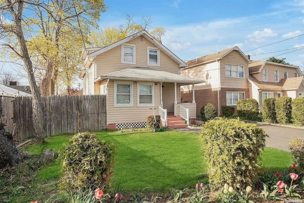 view of front of home featuring a front lawn