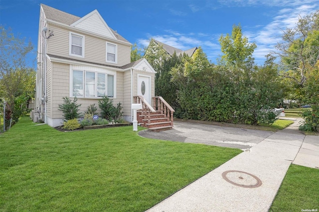 view of front of home featuring a front yard